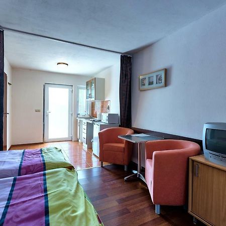 Apartmanovy Dom Red Hotel Podhájska Екстериор снимка