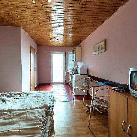 Apartmanovy Dom Red Hotel Podhájska Екстериор снимка