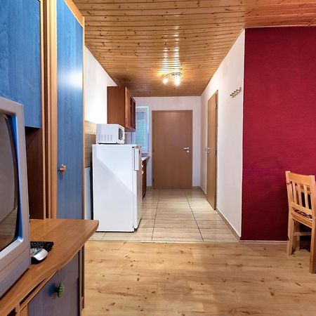Apartmanovy Dom Red Hotel Podhájska Екстериор снимка