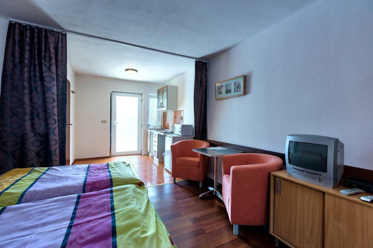 Apartmanovy Dom Red Hotel Podhájska Екстериор снимка