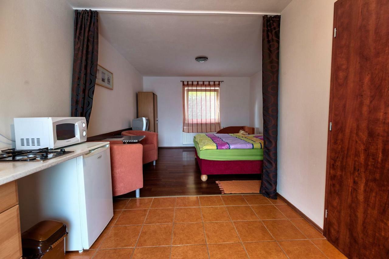 Apartmanovy Dom Red Hotel Podhájska Екстериор снимка
