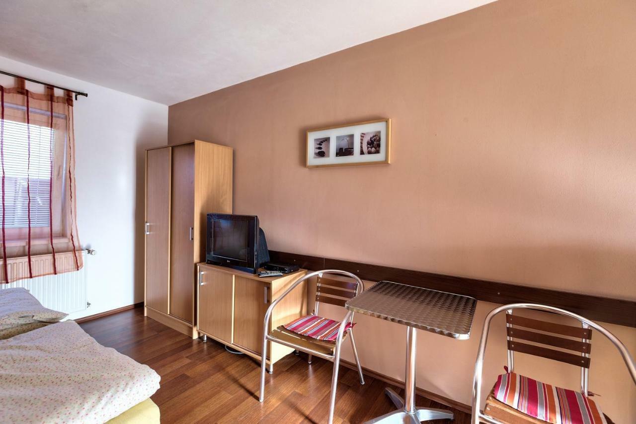 Apartmanovy Dom Red Hotel Podhájska Екстериор снимка