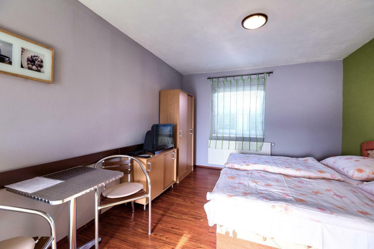 Apartmanovy Dom Red Hotel Podhájska Екстериор снимка