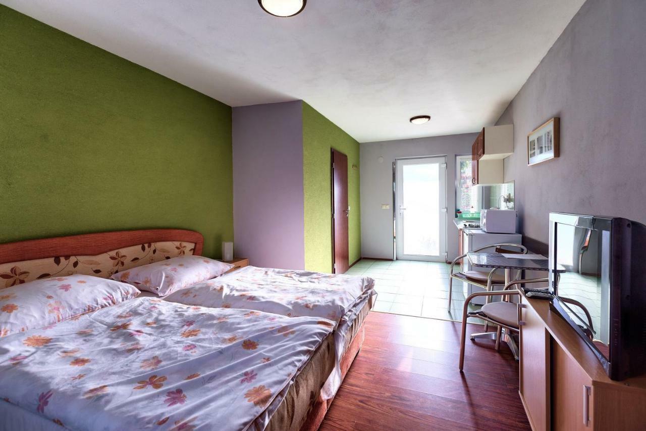 Apartmanovy Dom Red Hotel Podhájska Екстериор снимка