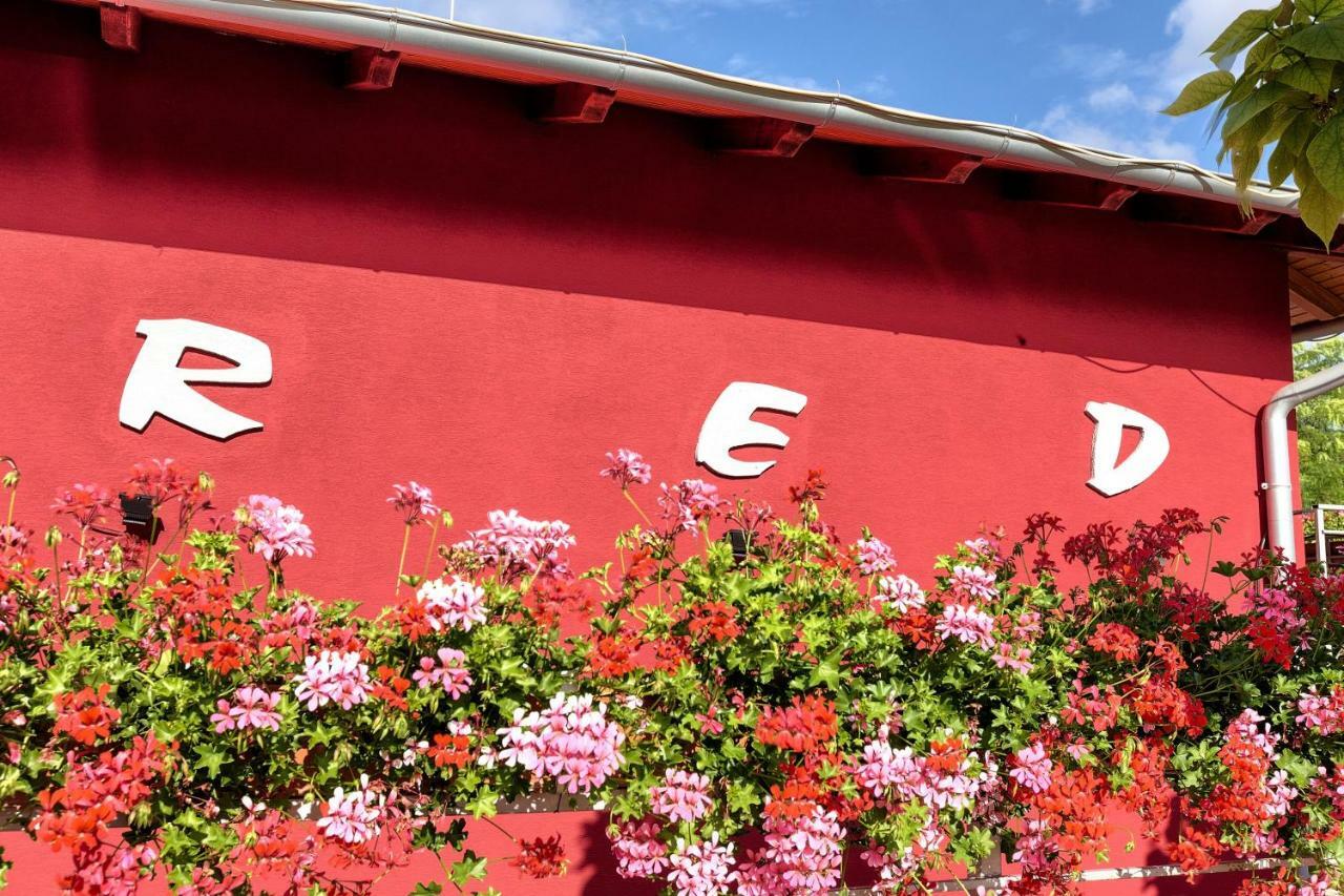 Apartmanovy Dom Red Hotel Podhájska Екстериор снимка