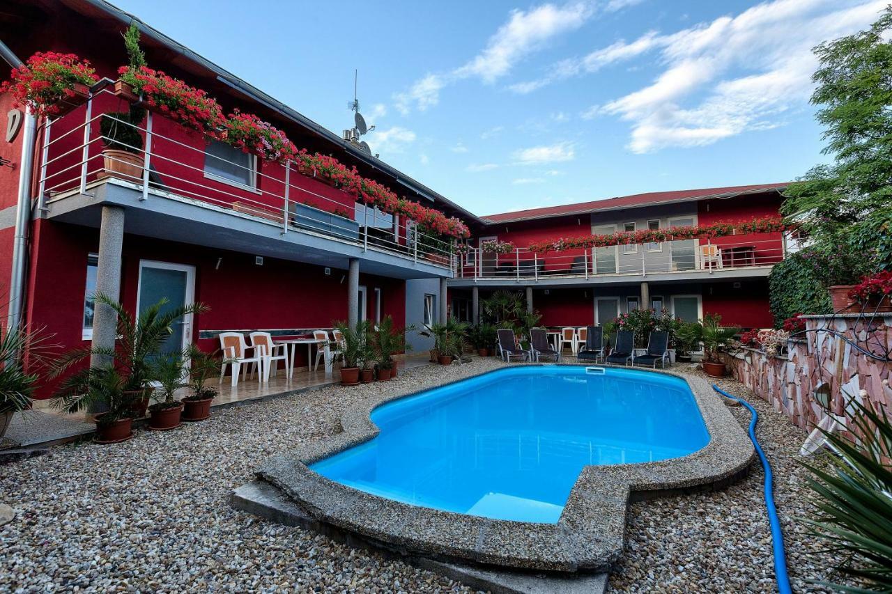 Apartmanovy Dom Red Hotel Podhájska Екстериор снимка