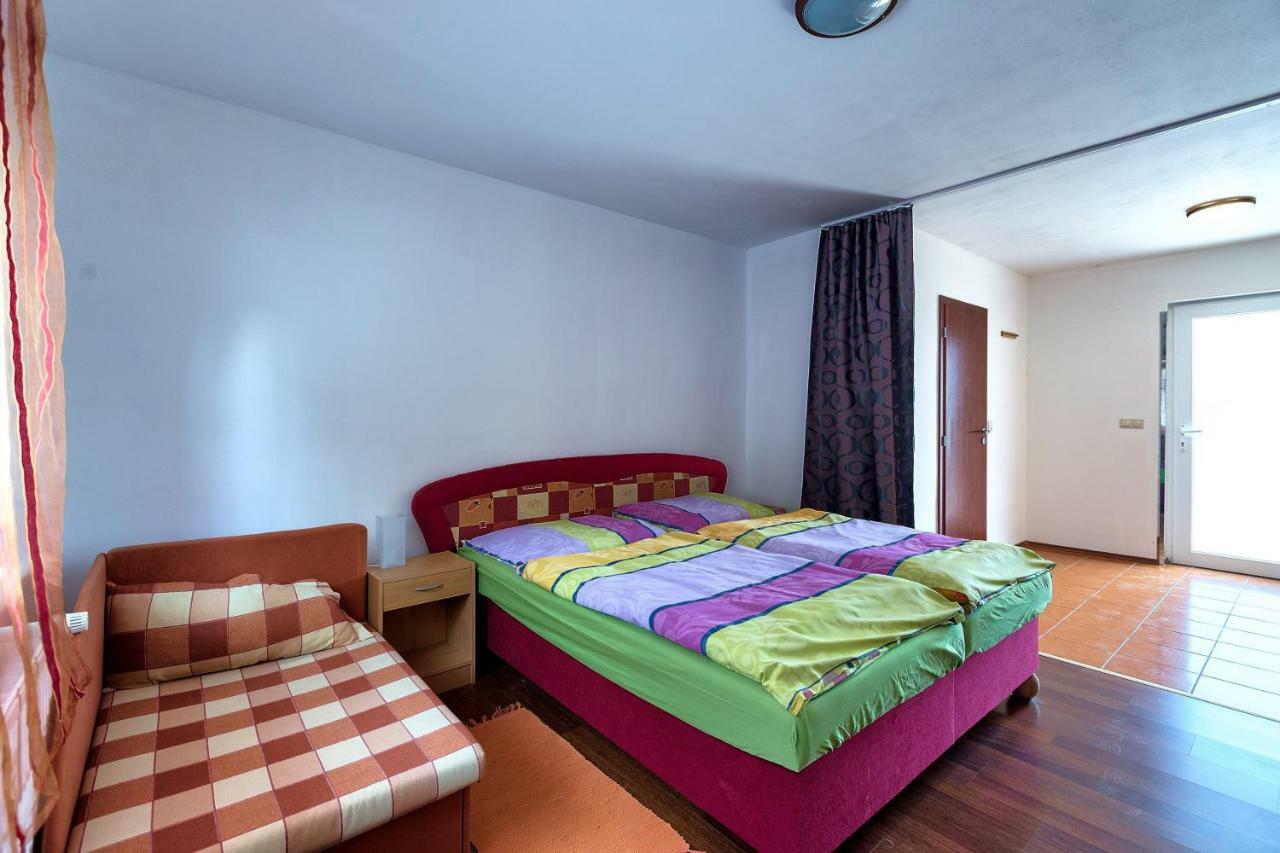 Apartmanovy Dom Red Hotel Podhájska Екстериор снимка