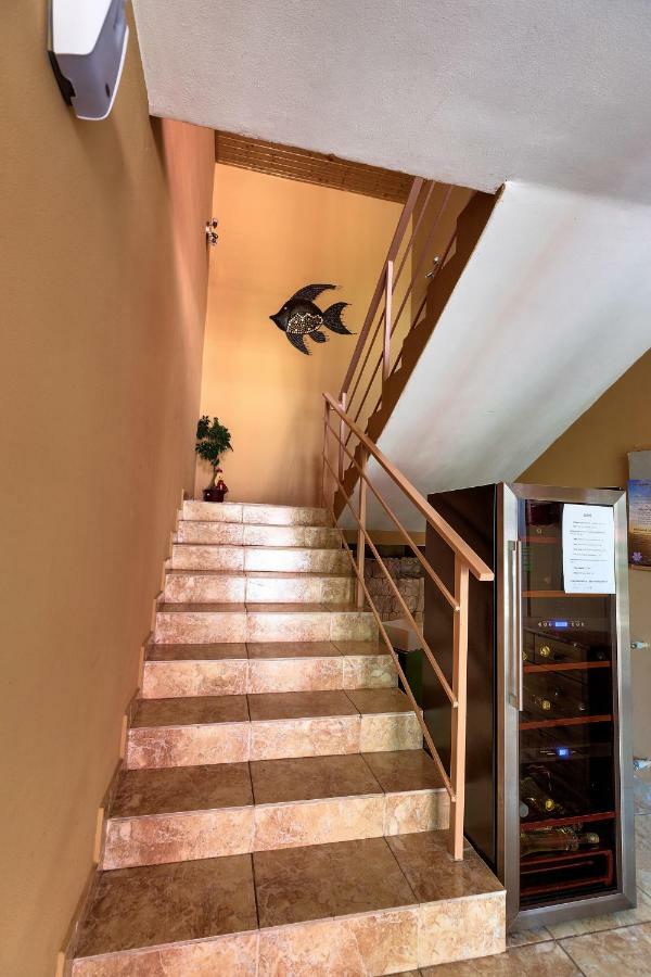 Apartmanovy Dom Red Hotel Podhájska Екстериор снимка