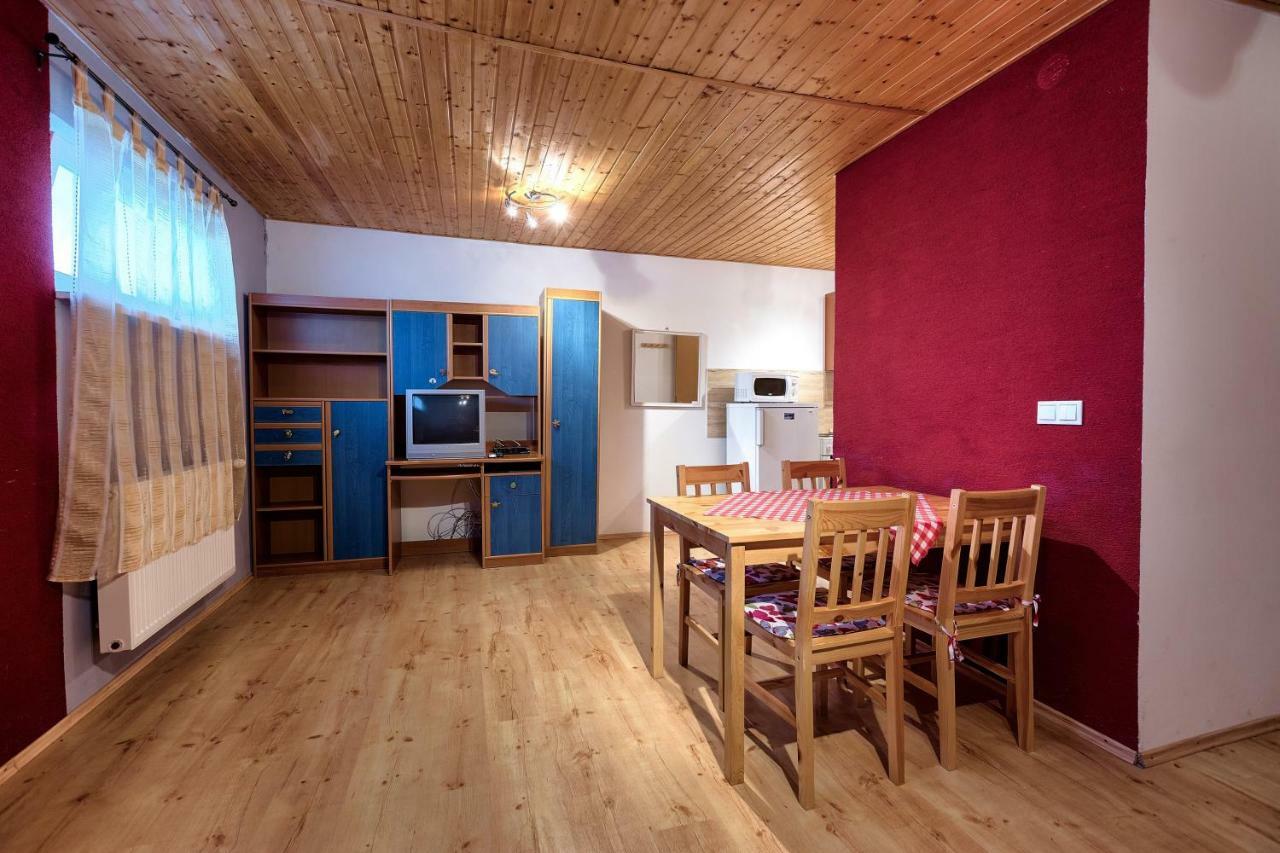 Apartmanovy Dom Red Hotel Podhájska Екстериор снимка