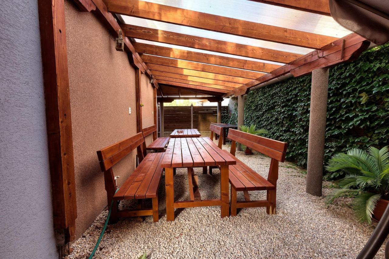 Apartmanovy Dom Red Hotel Podhájska Екстериор снимка