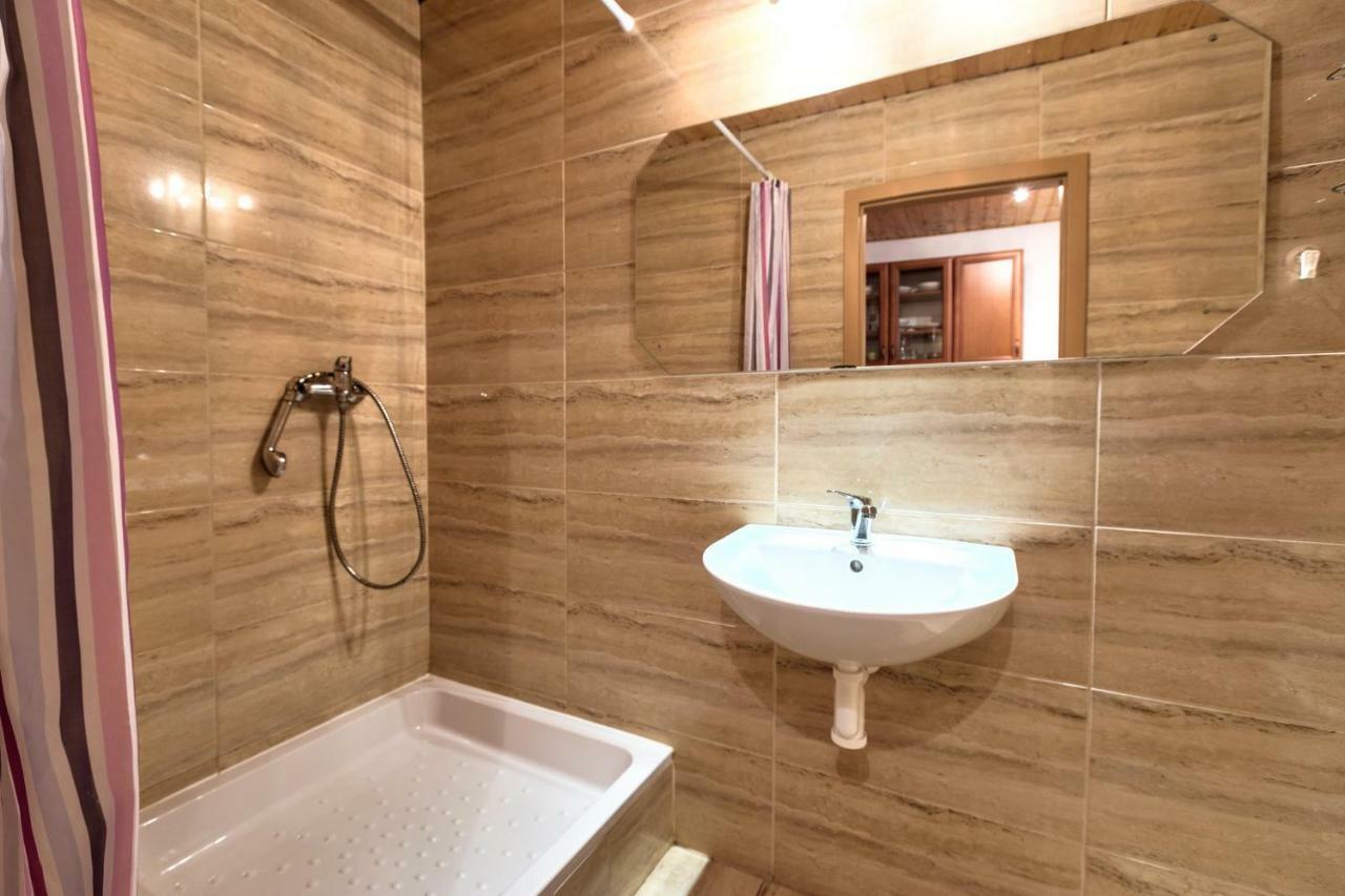 Apartmanovy Dom Red Hotel Podhájska Екстериор снимка