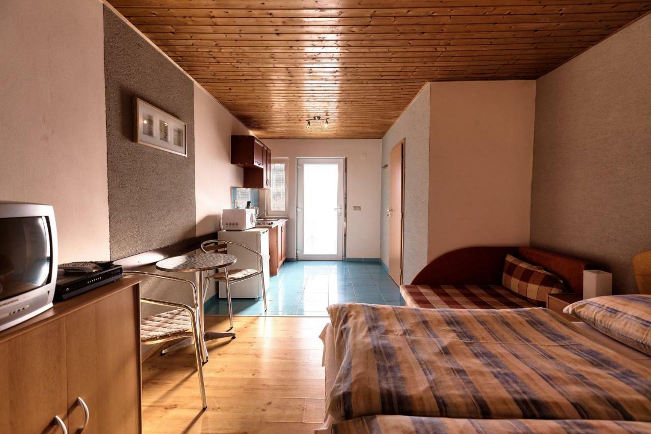 Apartmanovy Dom Red Hotel Podhájska Екстериор снимка