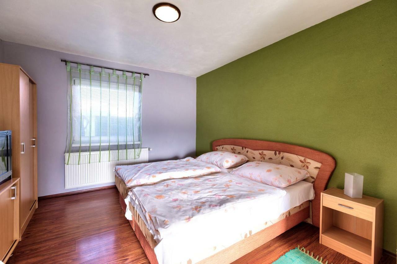 Apartmanovy Dom Red Hotel Podhájska Екстериор снимка