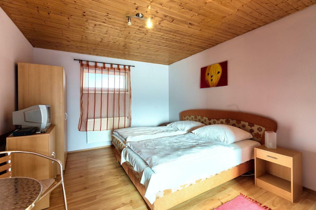Apartmanovy Dom Red Hotel Podhájska Екстериор снимка