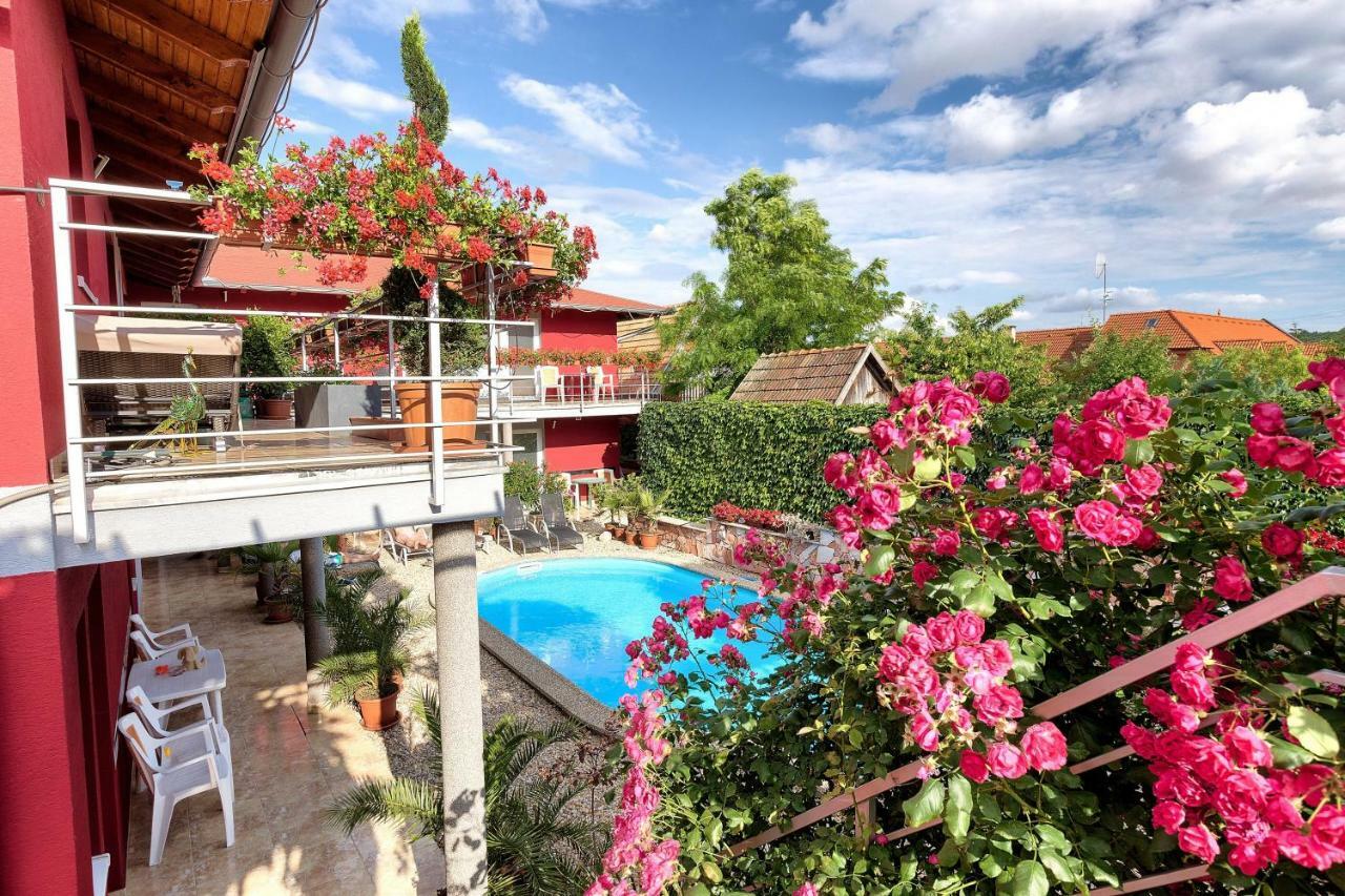 Apartmanovy Dom Red Hotel Podhájska Екстериор снимка