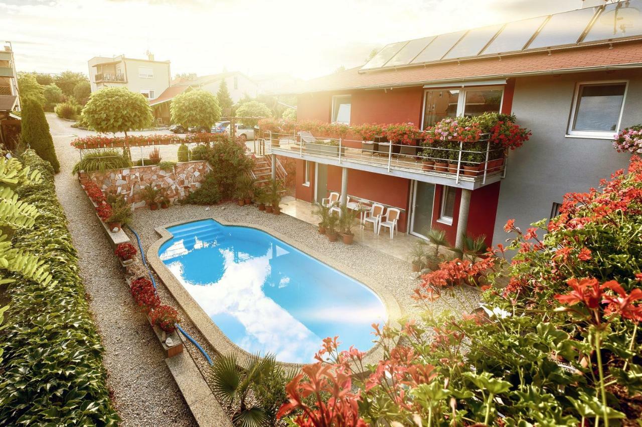 Apartmanovy Dom Red Hotel Podhájska Екстериор снимка