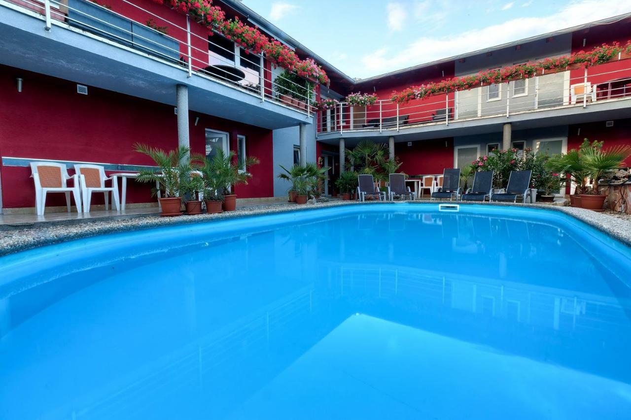 Apartmanovy Dom Red Hotel Podhájska Екстериор снимка