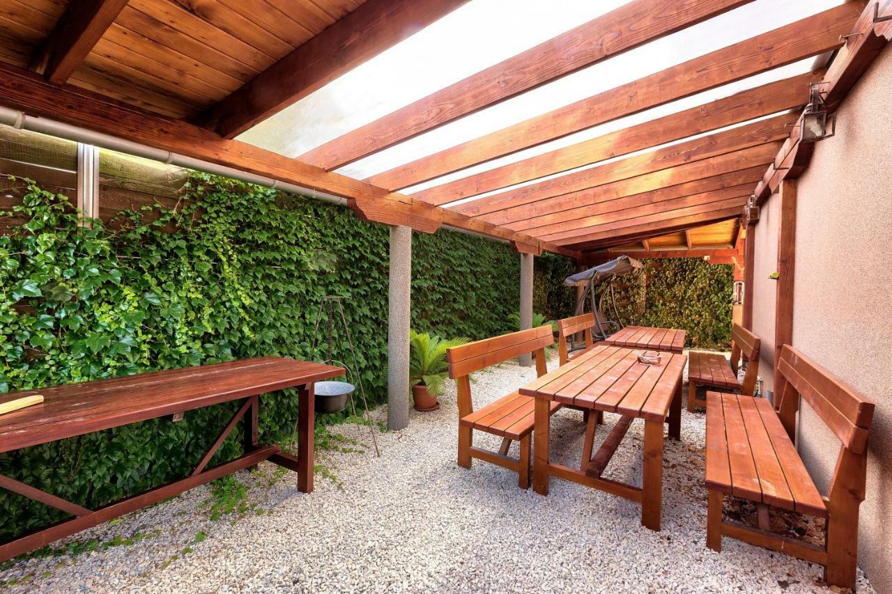 Apartmanovy Dom Red Hotel Podhájska Екстериор снимка