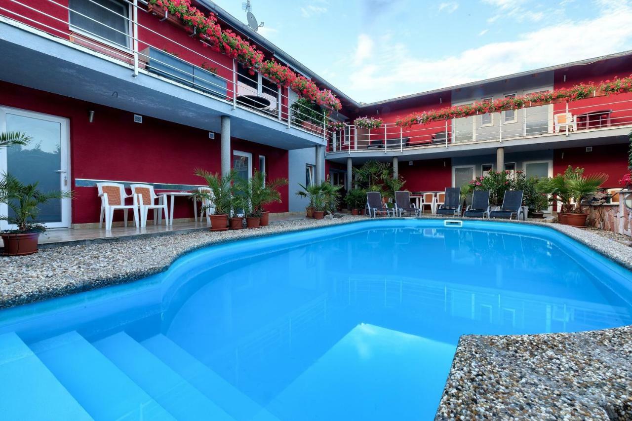 Apartmanovy Dom Red Hotel Podhájska Екстериор снимка