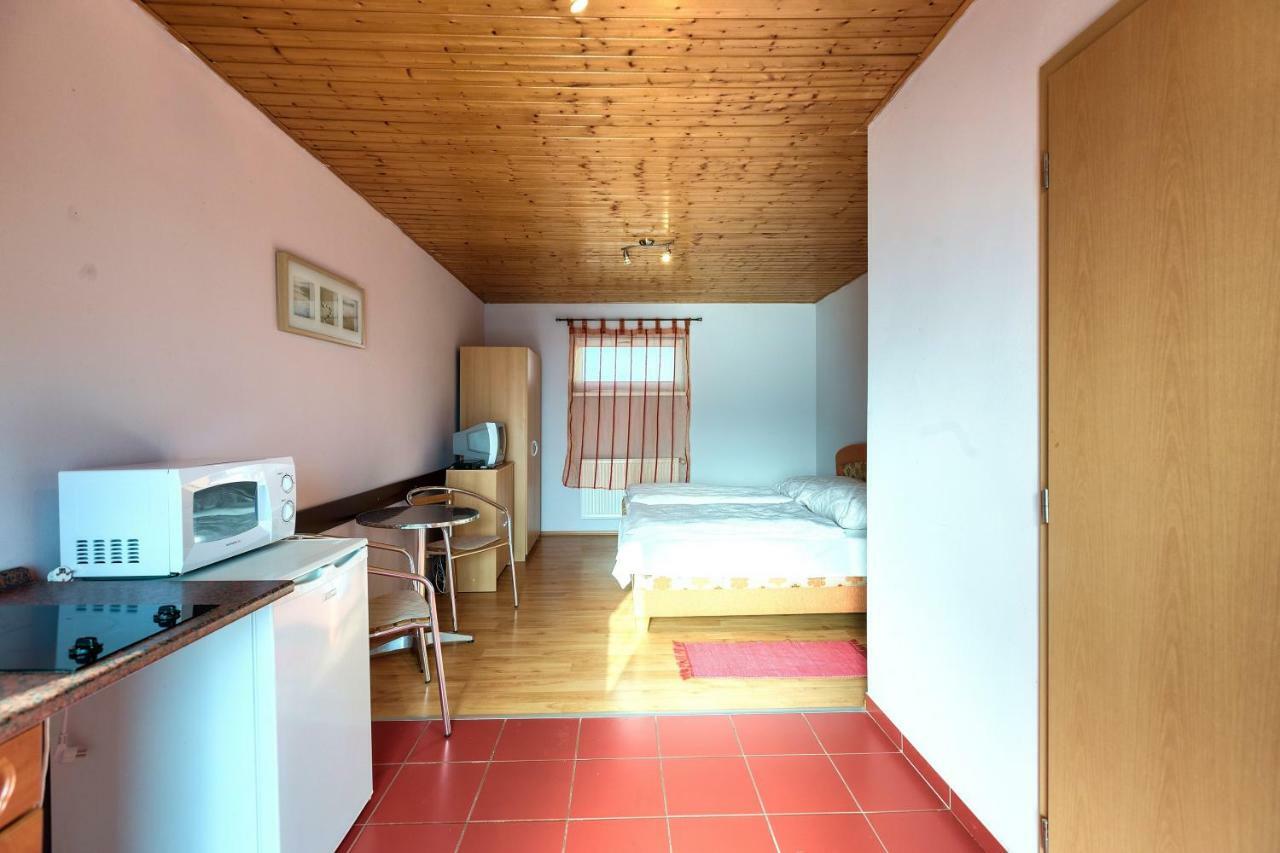 Apartmanovy Dom Red Hotel Podhájska Екстериор снимка