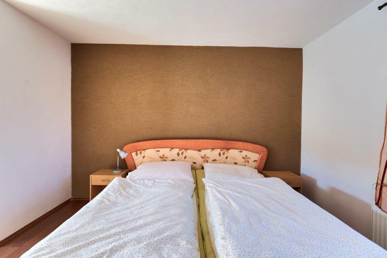 Apartmanovy Dom Red Hotel Podhájska Екстериор снимка