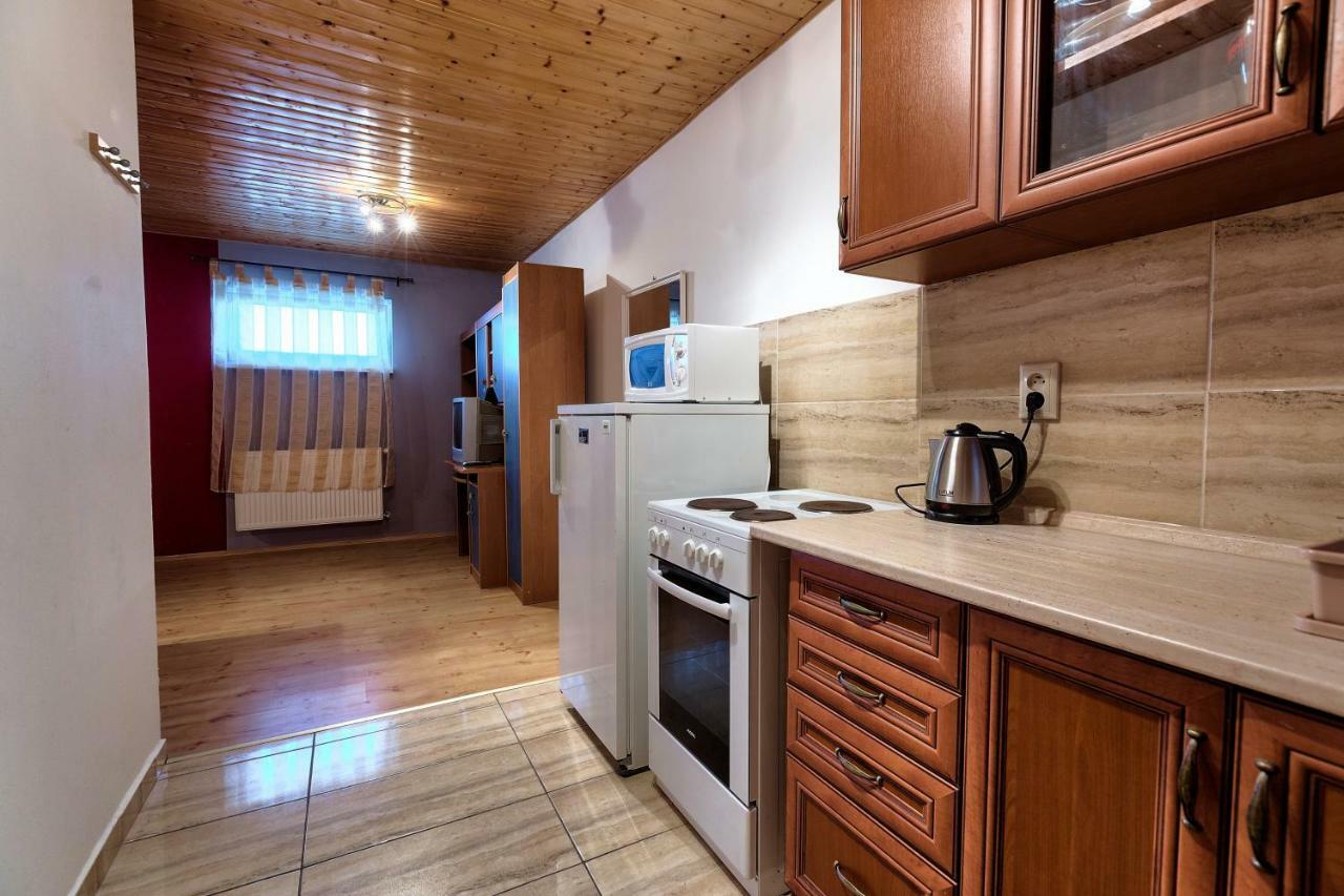 Apartmanovy Dom Red Hotel Podhájska Екстериор снимка