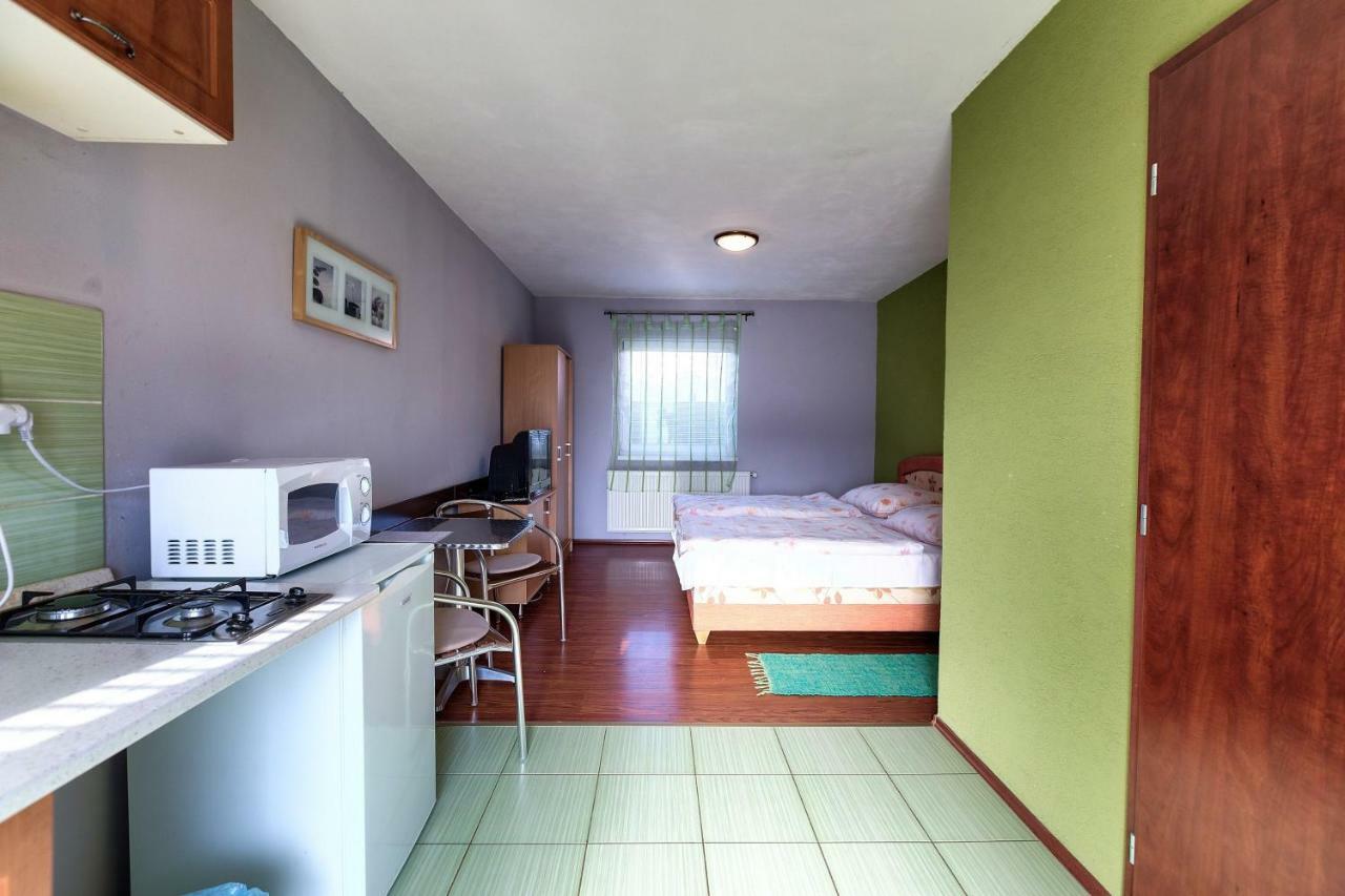 Apartmanovy Dom Red Hotel Podhájska Екстериор снимка