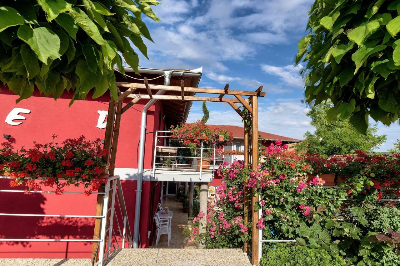 Apartmanovy Dom Red Hotel Podhájska Екстериор снимка
