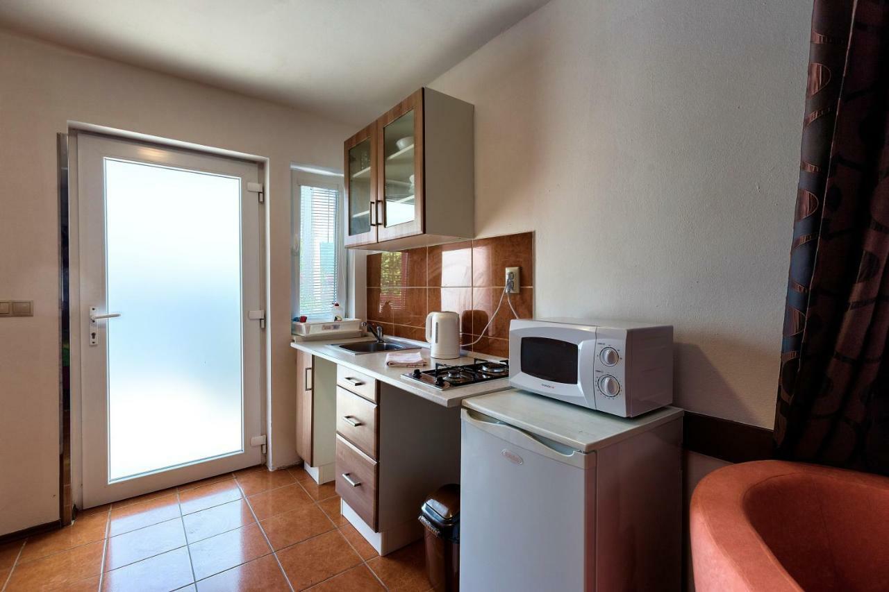 Apartmanovy Dom Red Hotel Podhájska Екстериор снимка