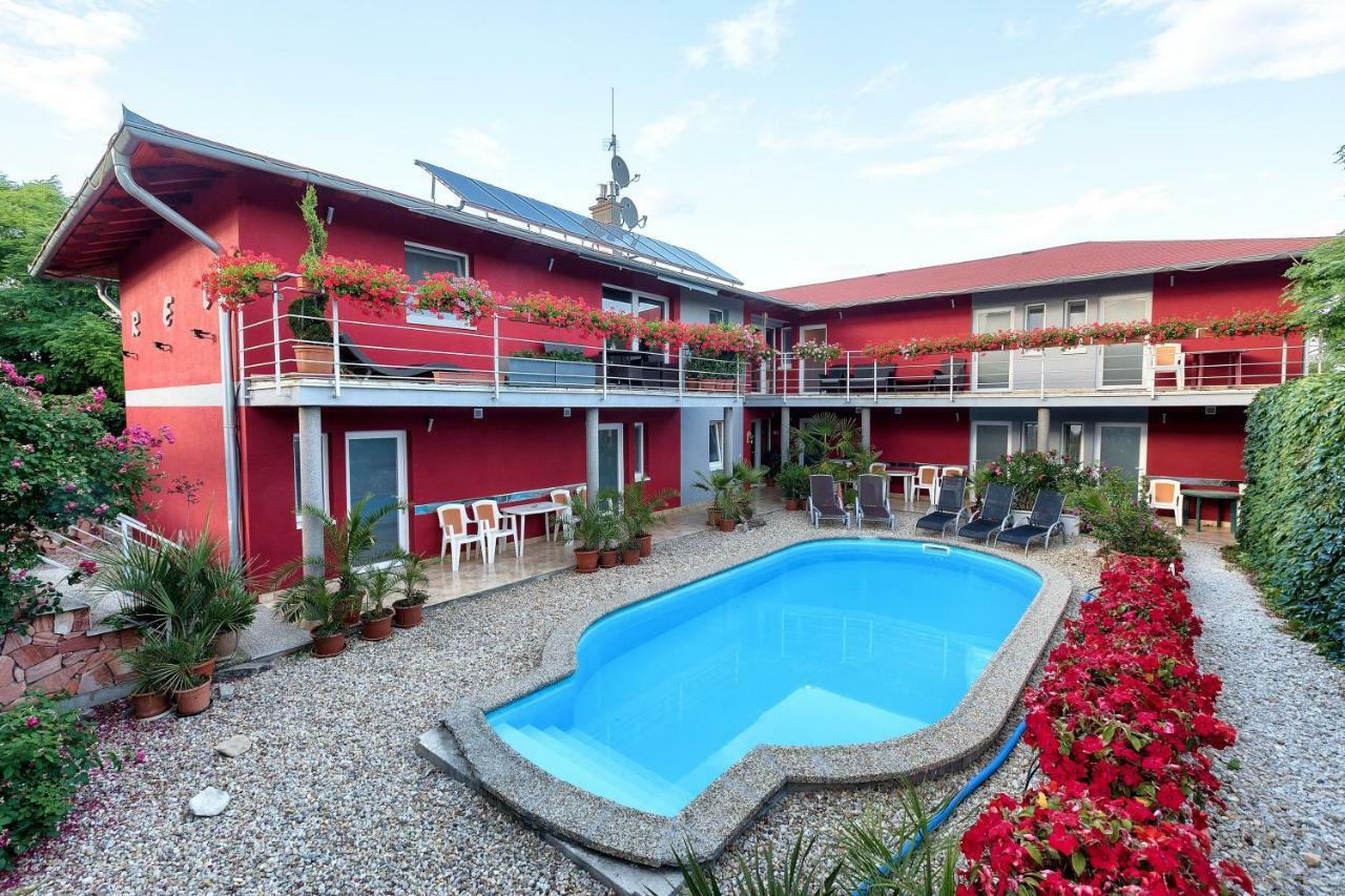 Apartmanovy Dom Red Hotel Podhájska Екстериор снимка
