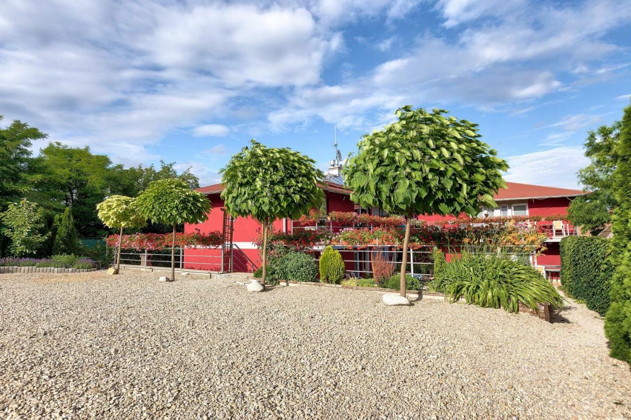 Apartmanovy Dom Red Hotel Podhájska Екстериор снимка