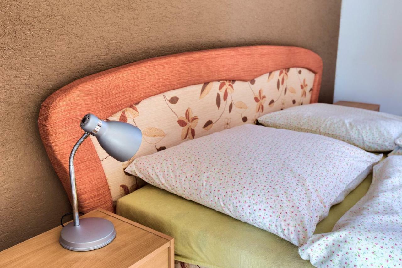 Apartmanovy Dom Red Hotel Podhájska Екстериор снимка