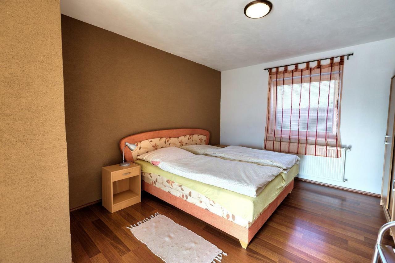 Apartmanovy Dom Red Hotel Podhájska Екстериор снимка