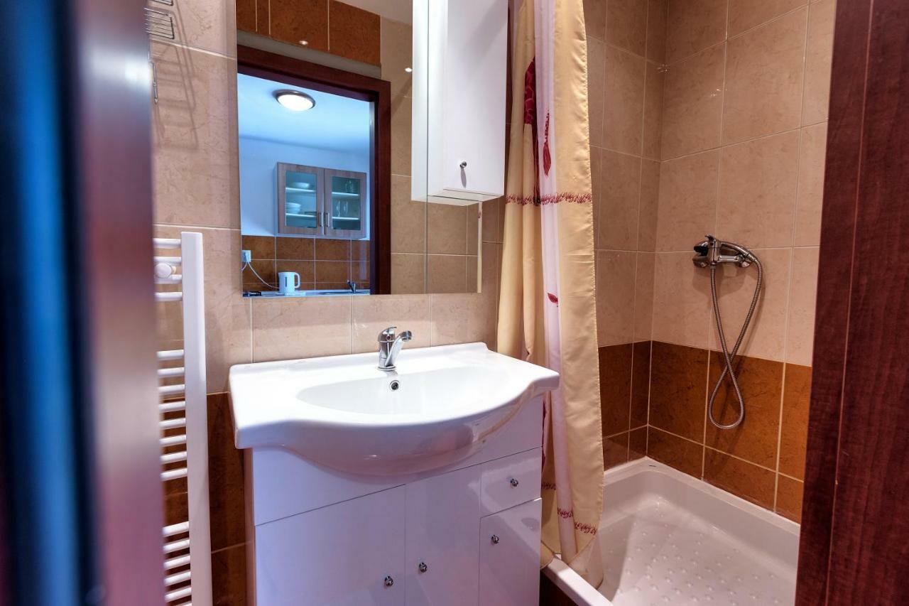 Apartmanovy Dom Red Hotel Podhájska Екстериор снимка