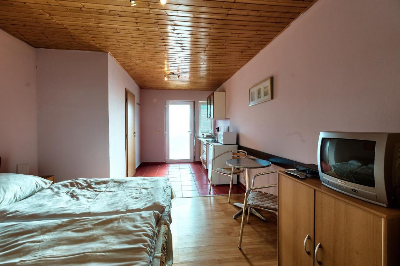 Apartmanovy Dom Red Hotel Podhájska Екстериор снимка