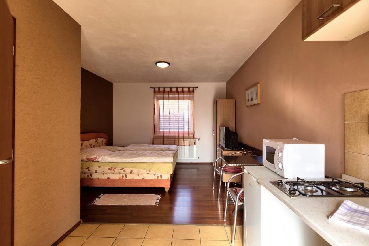 Apartmanovy Dom Red Hotel Podhájska Екстериор снимка