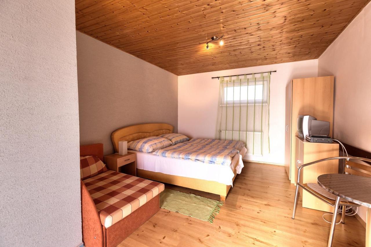 Apartmanovy Dom Red Hotel Podhájska Екстериор снимка