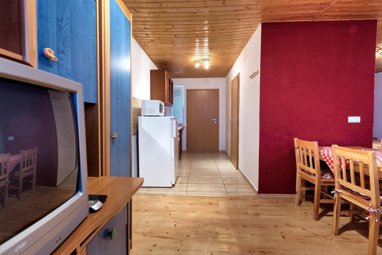 Apartmanovy Dom Red Hotel Podhájska Екстериор снимка