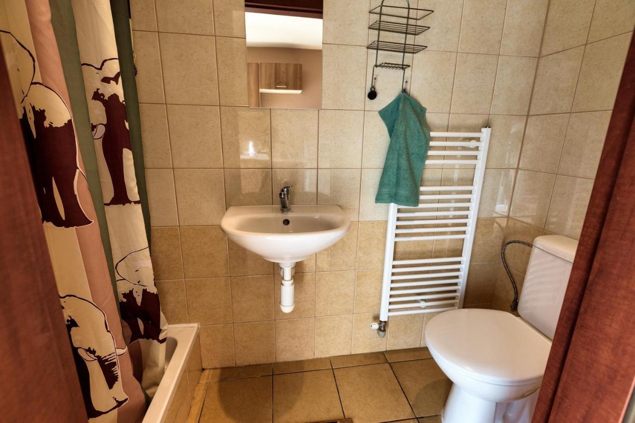 Apartmanovy Dom Red Hotel Podhájska Екстериор снимка