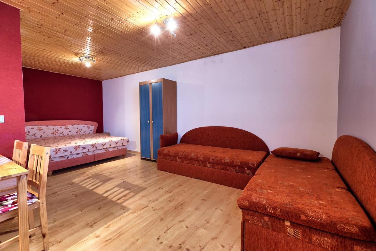 Apartmanovy Dom Red Hotel Podhájska Екстериор снимка