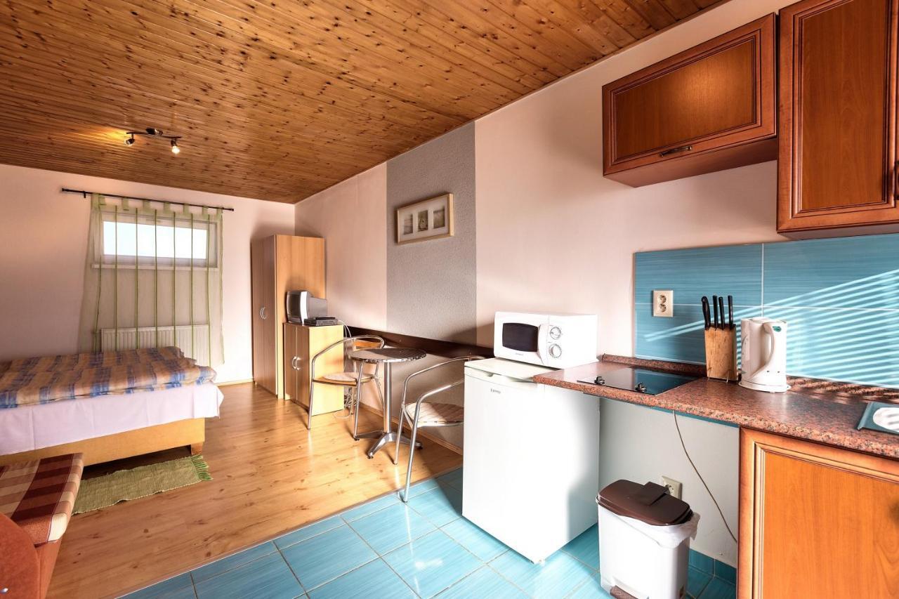 Apartmanovy Dom Red Hotel Podhájska Екстериор снимка