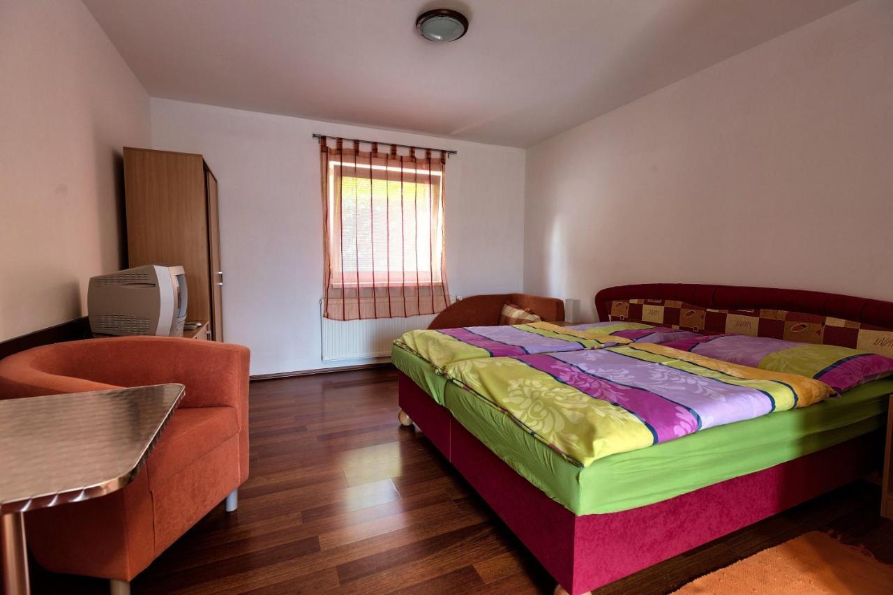 Apartmanovy Dom Red Hotel Podhájska Екстериор снимка