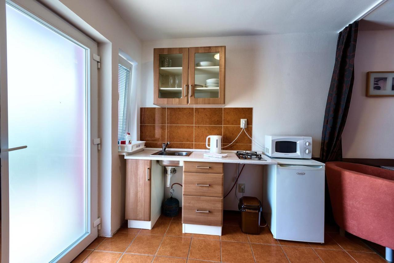 Apartmanovy Dom Red Hotel Podhájska Екстериор снимка
