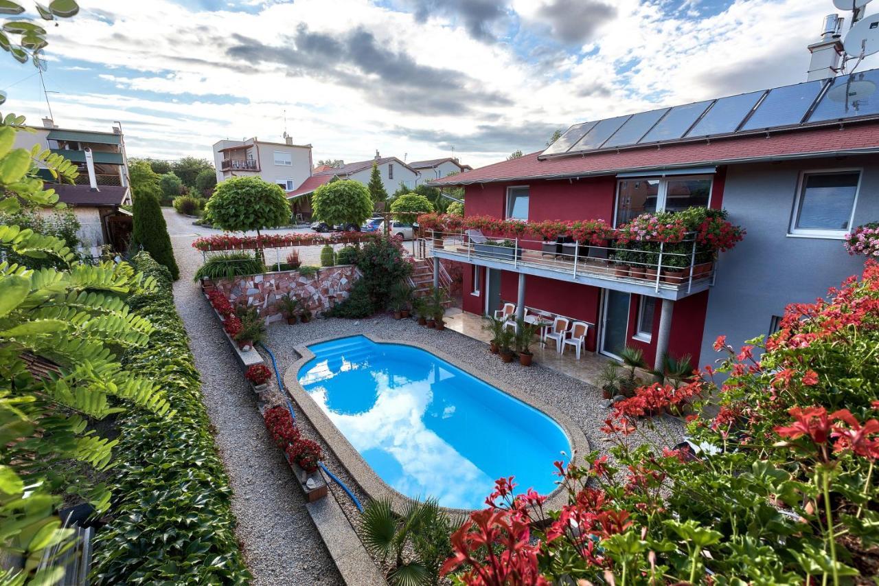 Apartmanovy Dom Red Hotel Podhájska Екстериор снимка
