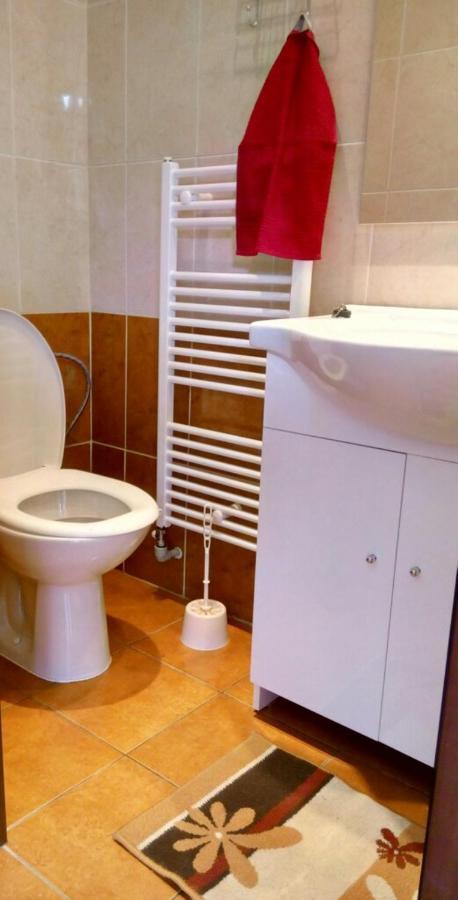 Apartmanovy Dom Red Hotel Podhájska Екстериор снимка